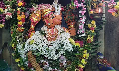 சந்தனகாப்பு அலங்காரத்தில் வீர ஆஞ்சநேயர்