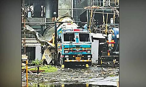 உல்லாஸ் நகர் தொழிற்சாலையில் நைட்ரஜன் டேங்கர் லாரி வெடித்து 4 தொழிலாளர்கள் பலி