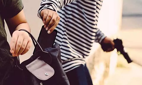 ஈரோடு அரசு மாணவர்கள் விடுதியில் ஒரே நாளில் 6 செல்போன்கள் திருட்டு