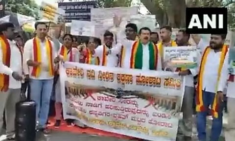 காவிரி விவகாரம்: தமிழகத்திற்கு தண்ணீர் திறக்கப்படுவதை எதிர்த்து கர்நாடகாவின் மண்டியாவில் தொடர் போராட்டம்