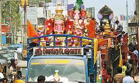 மாங்காட்டில் இருந்து கடலில் கரைப்பதற்காக எடுத்து செல்லப்பட்ட 25 விநாயகர் சிலைகள்