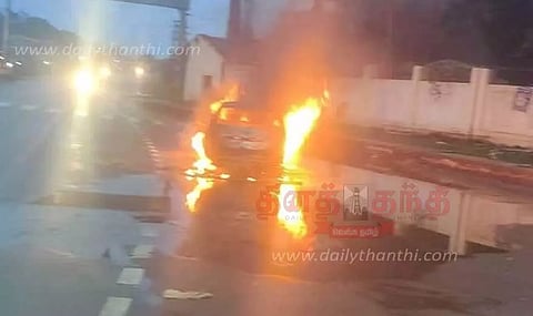 மாட்டிறைச்சி கடத்திய காருக்கு தீவைப்பு- பதற்றம்; போலீஸ் குவிப்பு