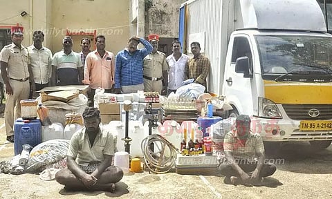 போலி மதுபானம் தயாரிக்க முயன்ற 2 பேர் கைது