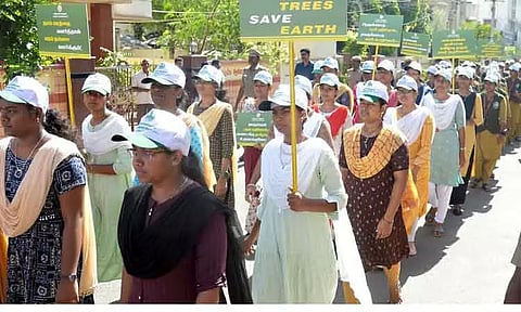 கல்லூரி மாணவ-மாணவிகளின் விழிப்புணர்வு ஊர்வலம்