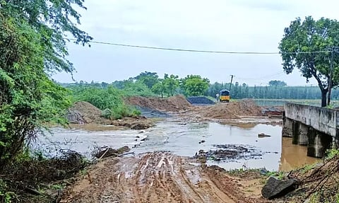 மந்தமாக நடைபெறும் பாலம் அமைக்கும் பணி