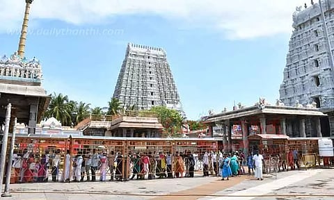 அருணாசலேஸ்வரர் கோவிலில் பக்தர்கள் கூட்டம் அலைமோதியது