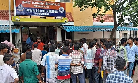 உடலை வாங்க மறுத்து போலீஸ் நிலையத்தை உறவினர்கள் முற்றுகை