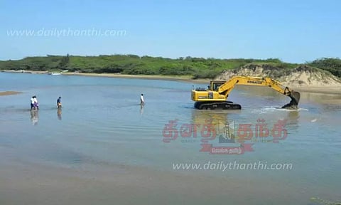 பிராவடையனாற்றில் முகத்துவாரம் தூர்வாரும் பணி