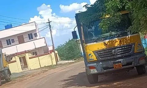 கிராவல் மண் அள்ளி சென்ற 2 லாரிகள் பறிமுதல்