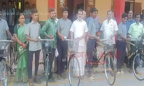 மாணவர்களுக்கு விலையில்லா சைக்கிள்கள்
