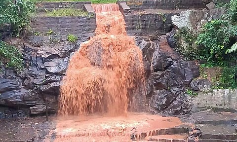 பெரியார் நீர்வீழ்ச்சியில் தண்ணீர்