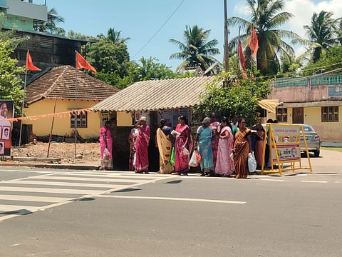 சேதமடைந்த பயணிகள் நிழலகம்