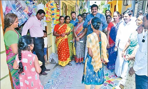 அனைத்து குடும்ப தலைவிகளுக்கும் உரிமைத்தொகை வழங்க கோரி அ.தி.மு.க. சார்பில் நூதன போராட்டம்