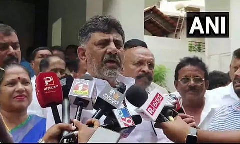 காவிரி நீரை திறந்து விடுவது கடினம் - டி.கே.சிவக்குமார் பேட்டி