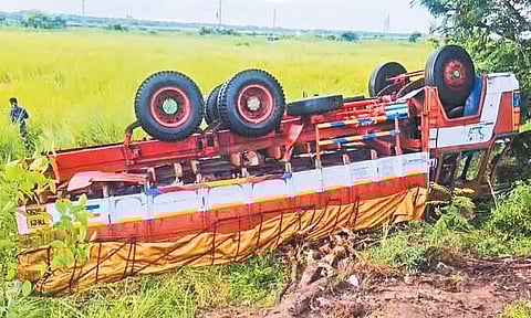 மதுராந்தகம் அருகே மதுபாட்டில்கள் ஏற்றிச்சென்ற லாரி பள்ளத்தில் கவிழ்ந்து விபத்து