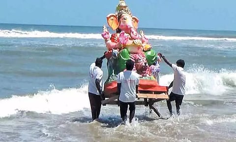 செங்கல்பட்டு மாவட்டத்தின் பல்வேறு இடங்களில் இருந்து கொண்டு வரப்பட்ட விநாயகர் சிலைகள் மாமல்லபுரம் கடலில் கரைப்பு