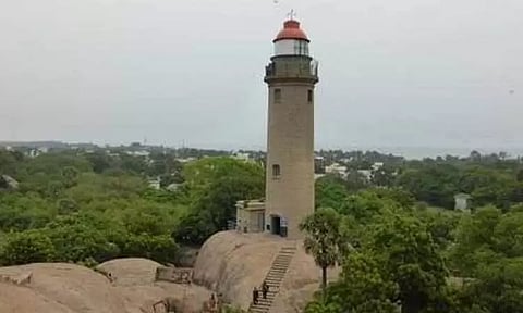 மாமல்லபுரம் கலங்கரை விளக்க உச்சியில் சுழலும் நவீன கண்காணிப்பு கேமரா