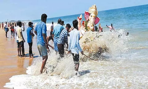 ஊர்வலமாக கொண்டு சென்று பழவேற்காடு கடலில் 200 விநாயகர் சிலைகள் கரைப்பு