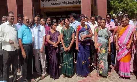 தூத்துக்குடியில் கோரிக்கைகளை வலியுறுத்தி கூட்டுறவு சங்க பணியாளர்கள் ஆர்ப்பாட்டம்