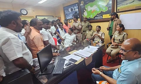 வனத்துறையினரின் அத்துமீறலை கண்டித்து ஆர்.டி.ஓ. அலுவலகம் முற்றுகை