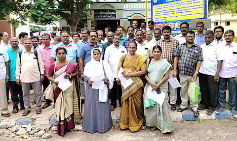 பணியாளர்கள் பணி புறக்கணிப்பு போராட்டம்