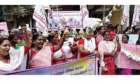 கவர்னர் மாளிகை நோக்கி பெண்கள் ஊர்வலம்