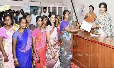 ஆயத்த ஆடைகள் தயாரிக்க மகளிர் சுய உதவிக்குழுவிற்கு கடனுதவி- கலெக்டர் வழங்கினார்