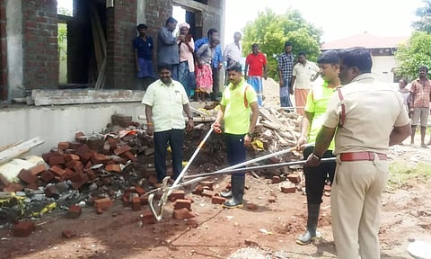 வணிக வளாகத்துக்குள் புகுந்த பாம்பு