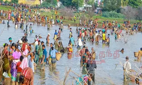 திருப்பத்தூர் அருகே கண்மாயில் களைகட்டிய மீன்பிடி திருவிழா