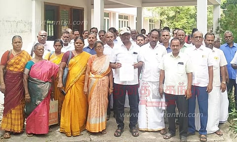 தொடக்க கூட்டுறவு வங்கி பணியாளர்கள் துணை பதிவாளரிடம் மனு