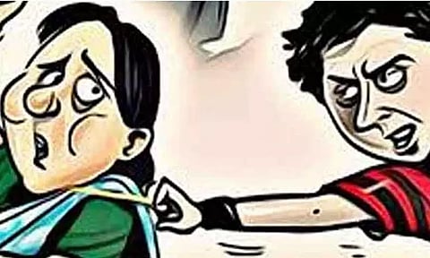 ஓய்வு பெற்ற பெண் பொறியாளரிடம் 11 பவுன் தாலிச்சங்கிலி பறிப்பு