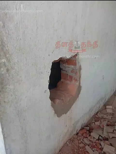 ரூ.3 லட்சம் மதிப்பிலான மதுபாட்டில்கள் கொள்ளை