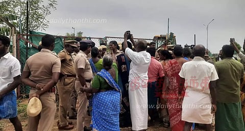 தஞ்சை விமானப்படை நிலையத்துக்கு சுற்றுச்சுவர் அமைக்க கிராம மக்கள் எதிர்ப்பு