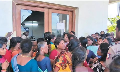 மகளிர் உரிமைத் தொகை: மணலி மண்டல அலுவலகத்தில் பெண்கள் குவிந்ததால் தள்ளுமுள்ளு