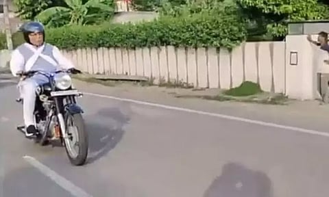 கார் இயங்காத நாள்: பைக்கில் பயணித்த அரியானா முதல்-மந்திரி