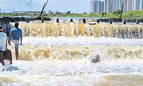 ஸ்ரீபெரும்புதூர் அடுத்த எறையூர் தேவனேரி ஏரியில் உபரி நீர் வெளியேற்றம்