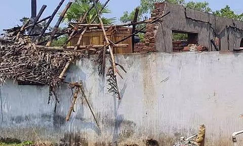 கொளப்பாக்கத்தில் மின்னல் தாக்கி குடிசை வீடு தீப்பிடித்து சேதம்