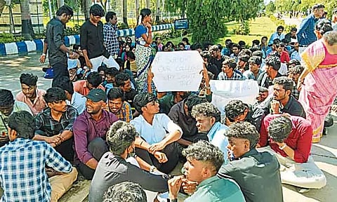 குன்றத்தூரில் தனியார் கல்லூரி முன்பு மாணவர்கள் போராட்டம்