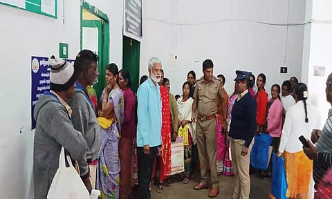 மகளிர் உரிமைத்தொகைக்கு விண்ணப்பிக்க அலைமோதிய பெண்கள்