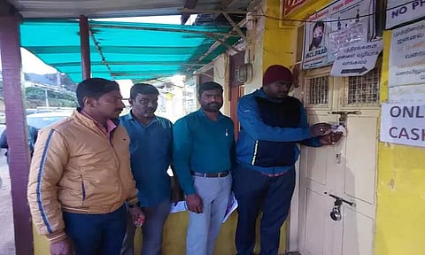 மகளிர் உரிமைத்தொகை விண்ணப்பத்தை முறைகேடாக விற்பனை செய்த கடைக்கு 'சீல்'