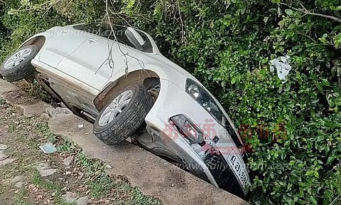 தாறுமாறாக ஓடி பள்ளத்தில் கவிழ்ந்த கார்