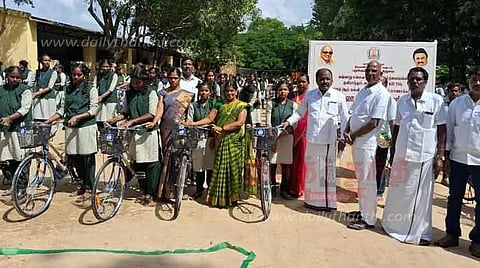 மாணவ-மாணவிகளுக்கு விலையில்லா சைக்கிள்கள்