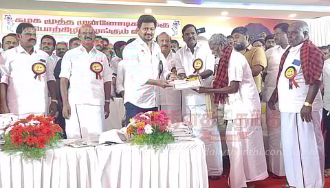 மூத்த முன்னோடிகள் 1,588 பேருக்கு பொற்கிழி