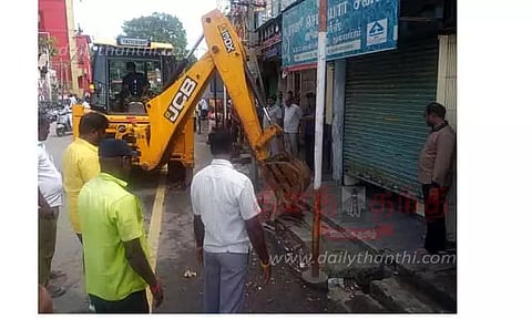 போக்குவரத்து நெரிசலை கட்டுப்படுத்த ஆக்கிரமிப்புகள் அகற்றம்