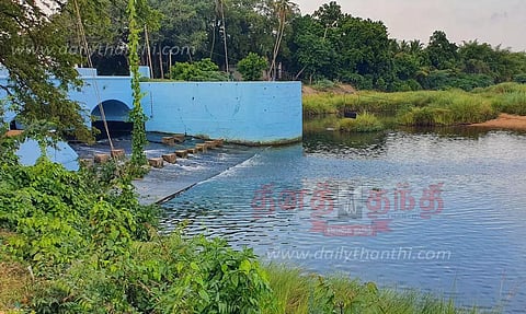ஆழமான பகுதியில் எச்சரிக்கை பலகை வைக்க வேண்டும்