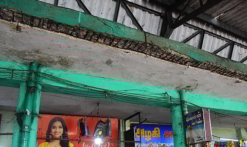 மேற்கூரை சிமெண்டு பூச்சு பெயர்ந்து விழுந்தது