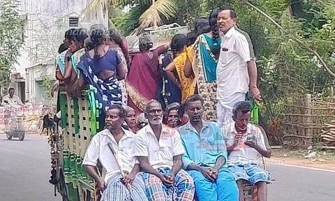 விதிகளை மீறி சரக்கு வாகனங்களில் பயணிக்கும் மக்கள்