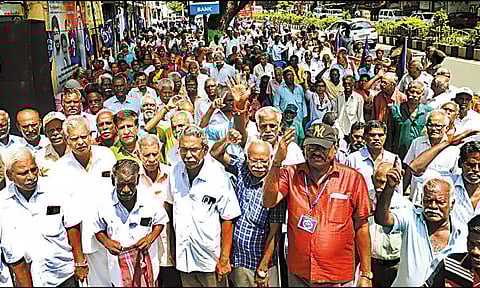 ஓய்வுபெற்ற போக்குவரத்து ஊழியர்கள் போராட்டம்