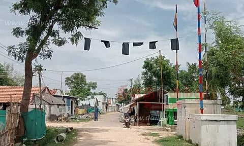 சுடுகாட்டு பாதையை சீரமைக்கக்கோரி கருப்பு கொடி கட்டி போராட்டம்