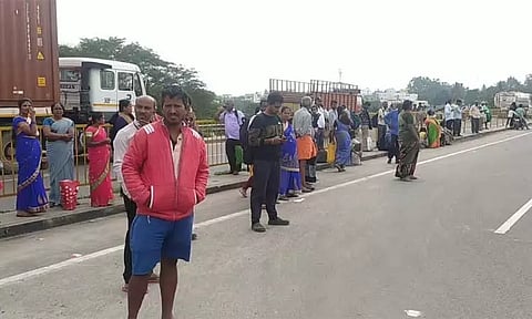 பெங்களூருவில் முழு அடைப்பு காரணமாக தமிழக அரசு பஸ்கள் ஓடாததால் பயணிகள் அவதி